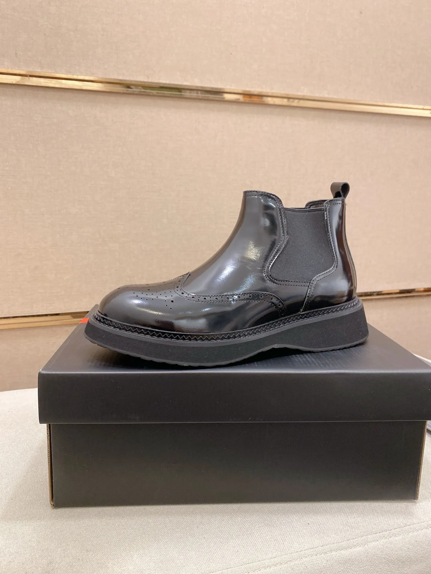 Factory price 760💰 Leather lining optional! 🍁🍁High-quality new PRADA counters are launched at the same time. The new men's shoes and 😘fabric are selected from imported lacquered first-layer cowhide and imported cowhide lining. 👍🏿 High-end ☄️ air-cushion molded anti-slip rubber outsole, exquisite lines, simple and elegant, comfortable and high-end for leisure travel. Code number: 38 to 45